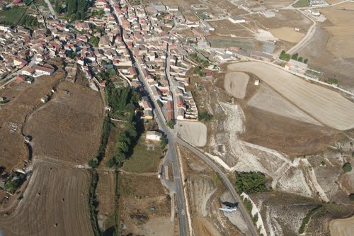 Foto Aérea De Antiguedad Y En La Parte Inferior, El Monumento A Los Aviadores De Este Municipio