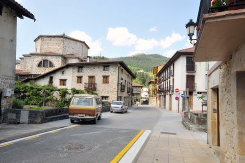 Aramaiona Junto A La Iglesia