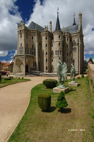 Palacio Episcopal (Gaudi) 12. (01.05.2010). (Mención De Honor. Concurso 2010.05)
