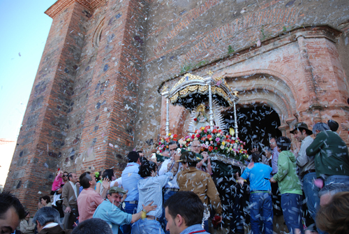 Lluvia De Flores. Sale La Virgen