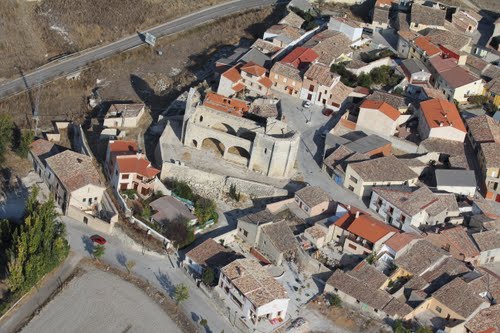 Vista AÃ©rea De La Iglesia De San Pedro En Ruinas, En Tiedra