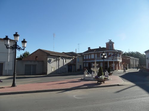Plaza Y Casa Consistorial De Cebrones Del RÃo.