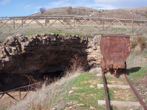 Entrada A La Cueva De Hierro