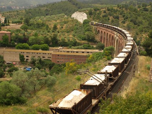 Viaducto De DuesaigÃ¼es Atravesado Por Un Salero