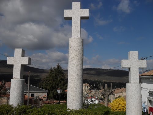 ESTAN CLAVADAS TRES CRUCES ...