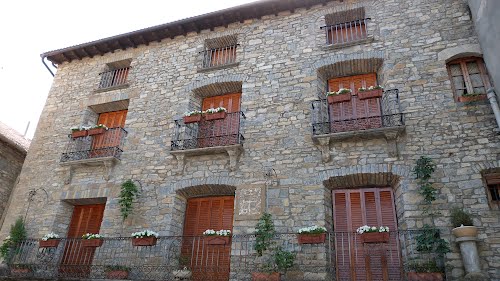 Edificio TÃ­pico En La Plaza Mayor De Labuerda (Huesca).