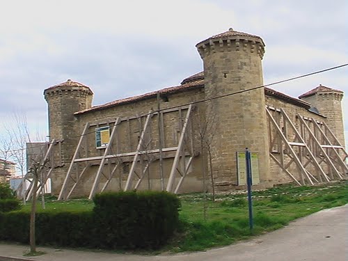 Castillo De Leiva (castillo Fortaleza GÃ³tico Del Siglo XVI, Construido Por Antonio De Leiva En Memoria De La Batalla De PavÃ­a. Antonio De Leiva Nacido AquÃ­ En 1480. GuerreÃ³ Contra Moriscos Y Turcos, Y AlcanzÃ³ Tanta Fama Que El Rey Carlos I Quiso Figu