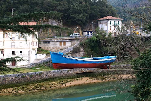 VIEJO CASCO DE MADERA EN LA DESEMBOCADURA DEL LEA . LEKEITIO -MENDEXA ( BIZKAIA ).