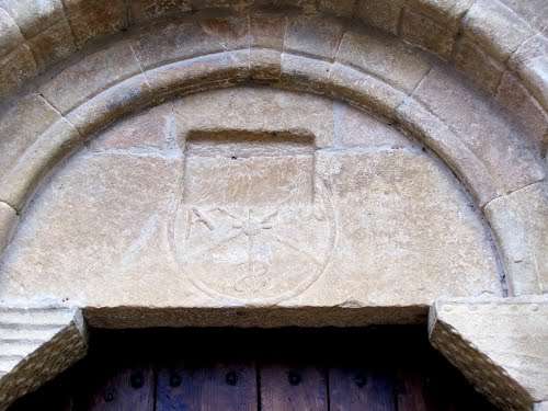 Orisoain, Lo Que Queda Del Crismon De La Portada.JPG