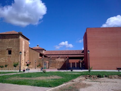 Vista Parcial Del Palacio De Los Guzmanes Y Ayuntamiento. Toral De Los Guzmanes -- Región Leonesa