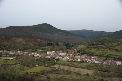 Между горами. Entre Montes.