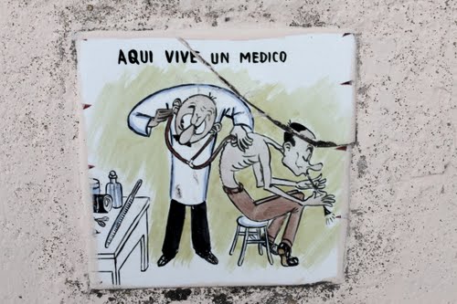 ¡Atención, Que Aquà Vive Un Médico!
