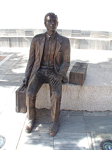 Tocon .Estatua Dedicada Al Emigrante.